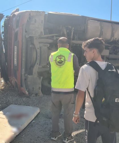 Maden yüklü tır devrildi: Sürücü ağır yaralandı