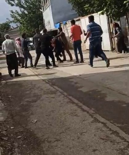 Kavgada eline iki bıçak aldı, karşı grubun üzerine koştu