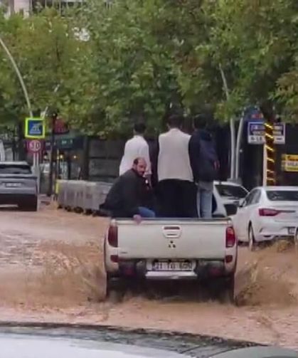 Yolun Karşısına Geçmeye Çalışan Öğrenciye Motosiklet Çarptı