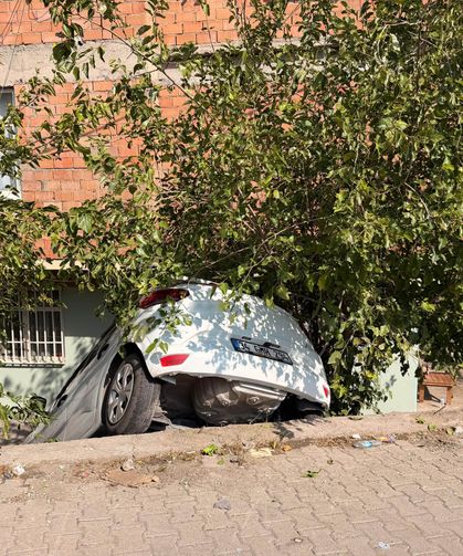 Sur’da kontrolden çıkan araç istinat duvarından yuvarlandı