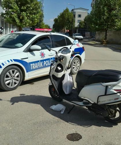 Kamyonet ile motosiklet çarpıştı, 2 kişi hastanelik oldu