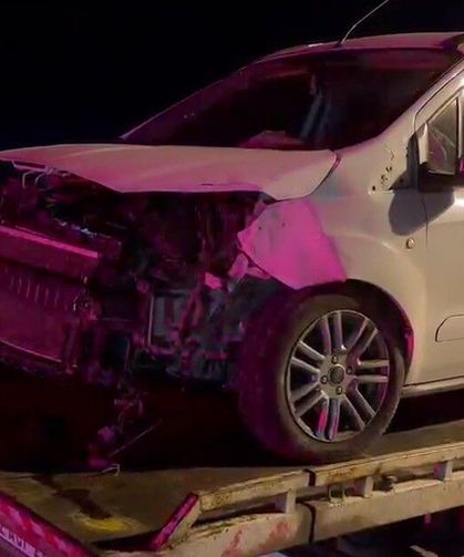 Kafa kafaya çarpışan otomobillerdeki 4 kişi yaralandı