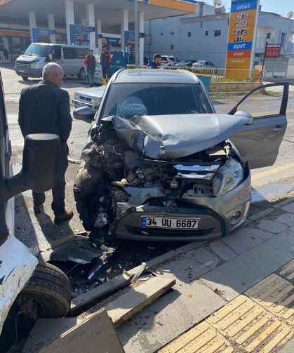 İki aracın çarpıştığı kazada 3 kişi hafif yaralandı
