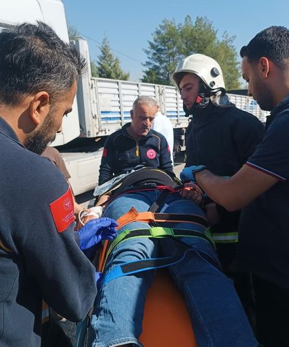 Kamyonun altına giren otomobilden yaralılar çıkarıldı