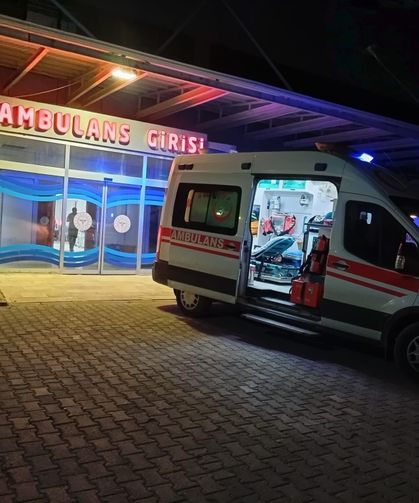 Çekici ile otomobilin çarpıştığı kazada 3 kişi yaralandı