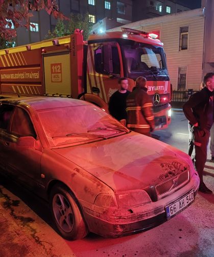 Araçtaki yangına mahalle sakinlerinden hızlı müdahale