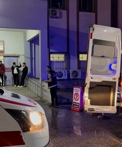 Elektrik İşçilerine Araç Çarptı: 1'i Ağır 2 İşçi Yaralandı