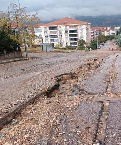 Gölbaşı'nda Sağanak Sonrası Sel Ulaşımı Vurdu