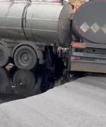 Akaryakıt yüklü tankerler çarpıştı, yol yakıtla kaplandı