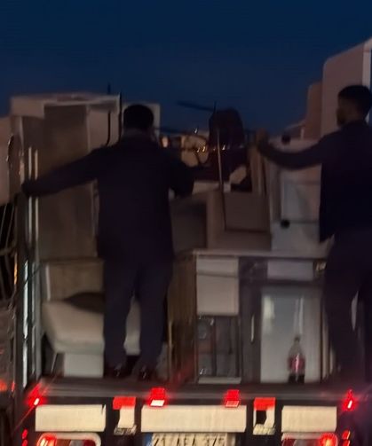 Yoğun trafikte tehlikeli hareket: Kamyonetin arkasında yolculuk