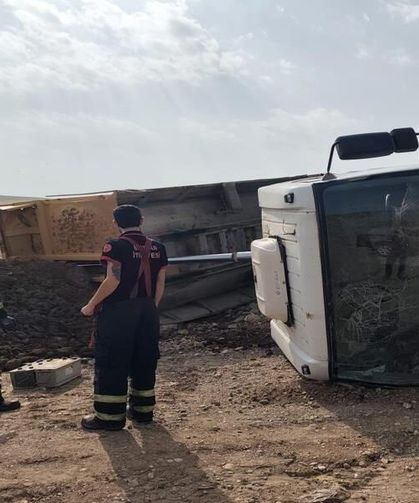 Kontrolden Çıkan Kum Yüklü Kamyon Devrildi: 1 Yaralı