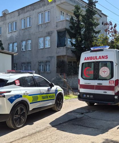 Otomobilin çarptığı çocuk ambulansla hastaneye götürüldü