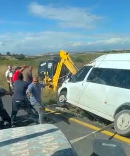 Dar yol tehlike yarattı: Minibüs devrilmekten son anda kurtuldu