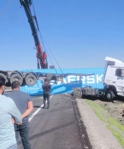 Şarampole giren tırın sürücüsü hastaneye kaldırıldı