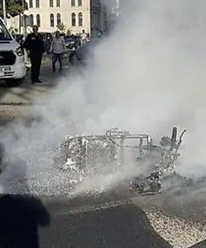 Kurtalan yolunda kaza sonrası motosiklette yangın