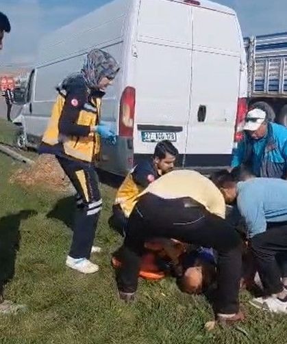 Kavşakta çarpıştılar: Otomobildeki 2 kişi yaralandı