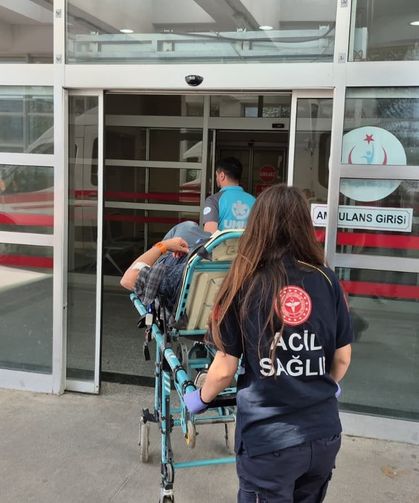 Otobüste ayağa kalkarken elindeki bıçak kalçasına battı