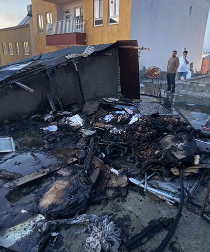 Çatı Yangını Paniğe Neden Oldu: Alevler Büyüdü