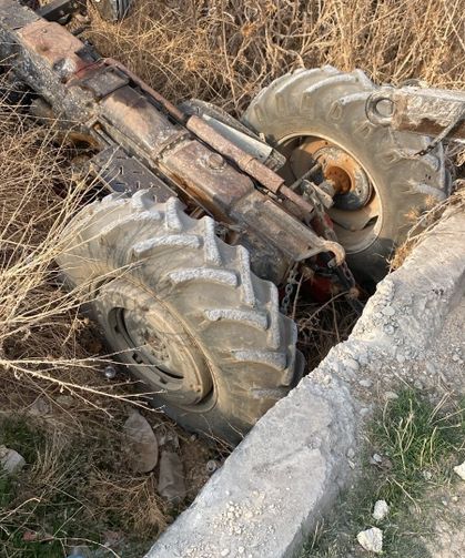 Toprak Yüklü Traktör Dereye Düştü: 1 Yaralı