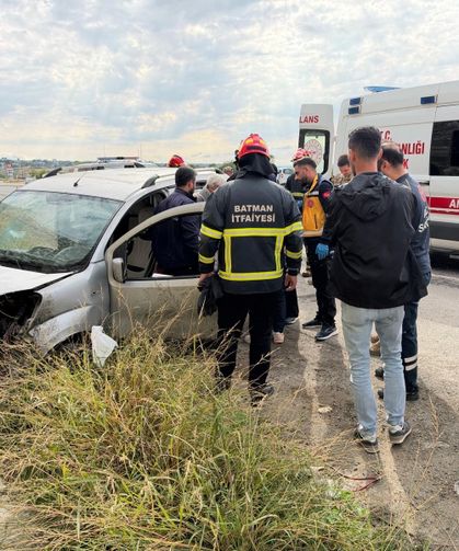 Duvara Çarpan Araçta 2 Kişi Yaralandı