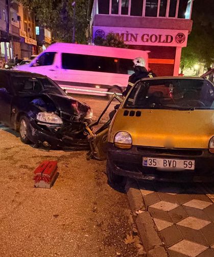 İki Otomobil Kavşakta Çarpıştı: Yaralılar Araçta Sıkıştı