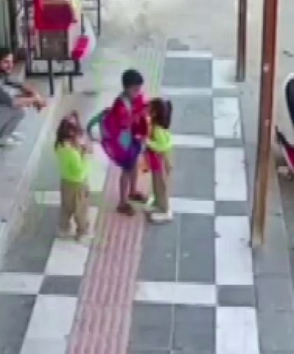Ağabeyin kardeşlerine gösterdiği sevgi kameraya yansıdı