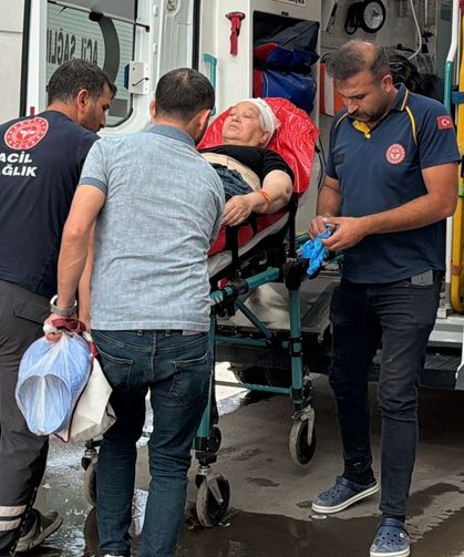 Elinden kayan bıçak ayağına saplandı: 65 yaşındaki kadın yaralandı