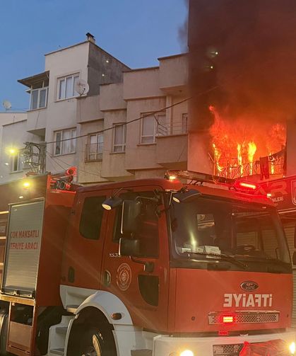 Evde yangın çıktı, aralarında çocukların da bulunduğu kişiler dışarı çıktı