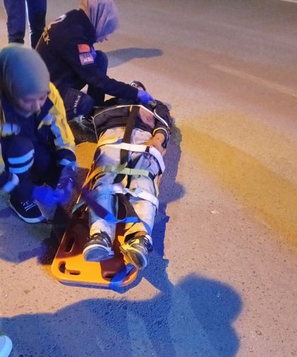 Motosiklet sürücüsü direksiyon kontrolünü kaybedince kaza yaptı