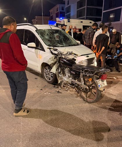 Hafif ticari araç ile motosikletin çarpışması kazayla sonuçlandı