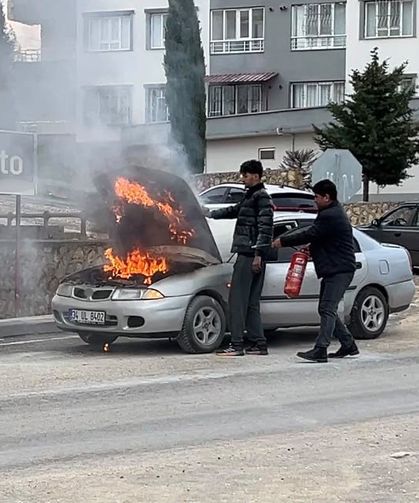 Hareket Halindeki Araçta Yangın Çıktı: İtfaiye Müdahale Etti