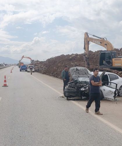 Demir bariyerlere çarpan otomobilde sürücü yaralandı