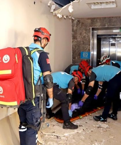 Deprem Tatbikatı Gerçeğe Döndü: Aileler Güvenlik Hattını Aşmak İstedi