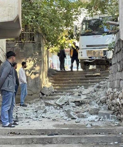 Diyarbakır'da Kontrolden Çıkan Kamyon Evin Duvarına Çarptı