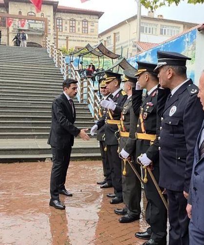 Ergani'de 29 Ekim Coşkusu Yağmura Rağmen Sürdü