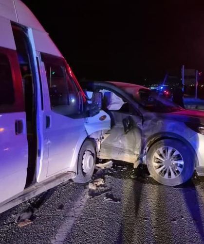 Kavşakta Feci Çarpışma: Minibüs ile Otomobil Birbirine Girdi, 12 Yaralı