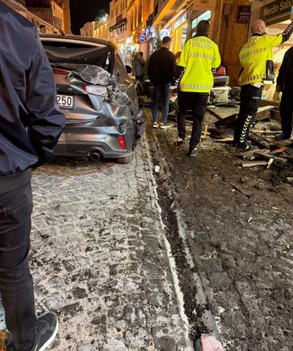 Korkutan Kaza: Otomobil Kaldırıma Çıkıp İş Yerine Çarptı