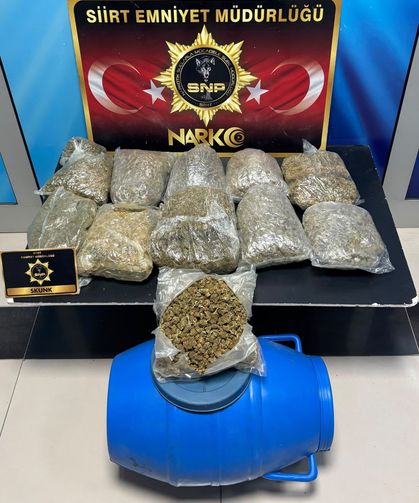 İki araçta yapılan aramada 5 kilo 700 gram skunk bulundu