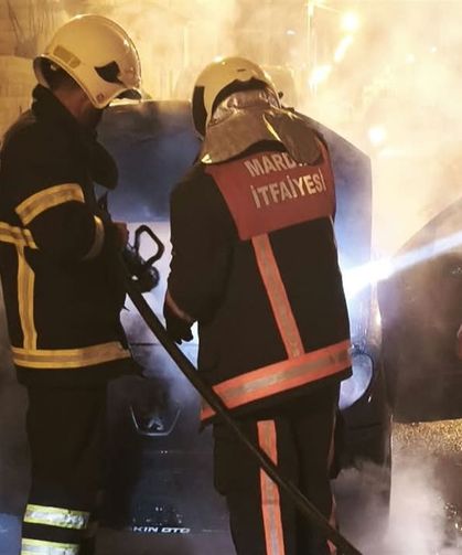 Seyir Halindeki Otomobil Alev Aldı: Mahsur Kalan Sürücüyü Çevredekiler Kurtardı