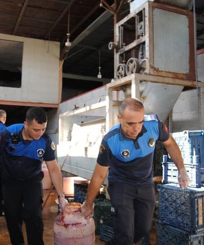 Zabıta Denetiminde Yüzlerce Kilo Çürük ve Küflü Gıda Ele Geçirildi