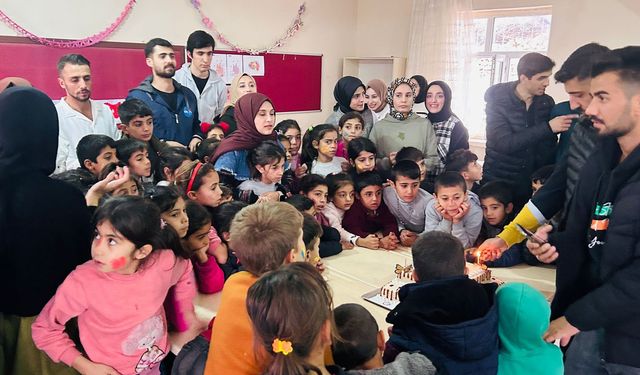 Diyarbakır’da üniversite öğrencileri ile ilkokul çocukları beraber oynadı