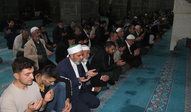 Diyarbakır halkı Ulu Cami'de sabah namazında Gazze için dua etti