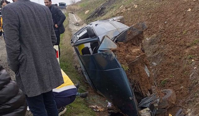 Diyarbakır’da otomobil şarampole devrildi: 2 yaralı
