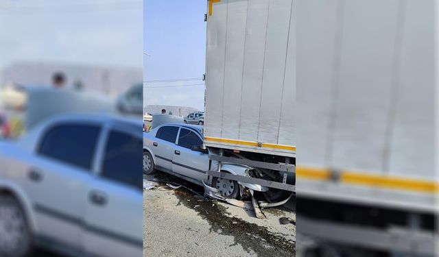 Korkunç Kaza: Otomobil Kamyonun Altına Girdi, Sürücü Ağır Yaralandı