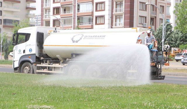 Diyarbakır’da 7 araçla sulama çalışmaları başladı