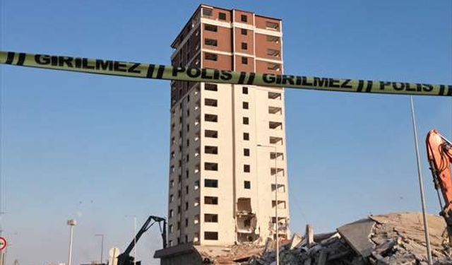Şanlıurfa'da depremlerde ağır hasar alan 17 katlı bina yıkıldı