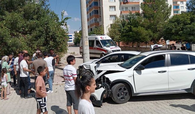 Diyarbakır’da 2 otomobil kafa kafaya çarpıştı: 3 yaralı