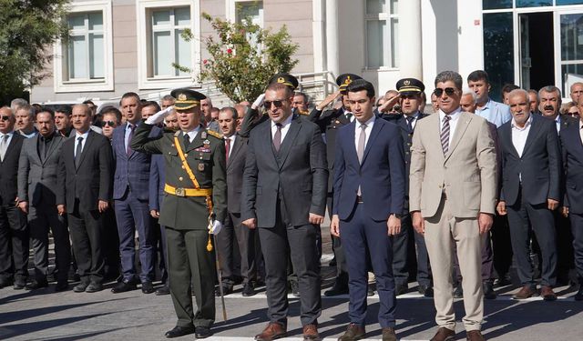 Bismil’de 29 Ekim Cumhuriyet Bayramı etkinlikleri çelenk sunumu ile başladı