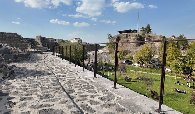 Diyarbakır Surları'nın bazı burçlarına korkuluk takılıyor