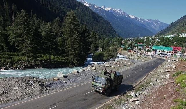 Hindistan ve Çin askerleri ihtilaflı sınır noktalarından karşılıklı geri çekilmeye başladı